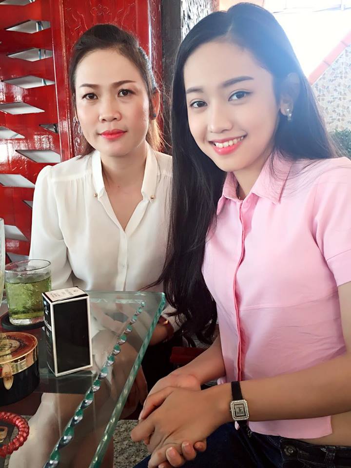 Hot girl Thúy Vi: Mẹ nghỉ làm, sống bằng tiền con gái lo - Ảnh 1. Hot girl Thúy Vi: Mẹ nghỉ làm, sống bằng tiền con gái lo - Ảnh 1.