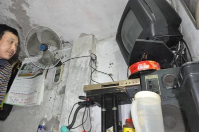 Cuộc sống chật hẹp của người chồng phố cổ bị vợ bỏ trong căn nhà 5m2 - Ảnh 3. Cuộc sống chật hẹp của người chồng phố cổ bị vợ bỏ trong căn nhà 5m2 - Ảnh 3.