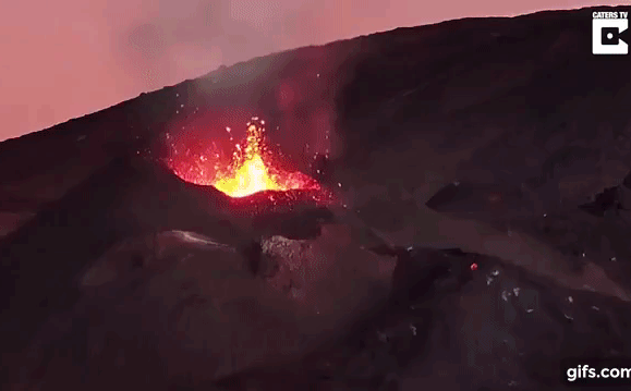 Dùng drone quan sát miệng núi lửa vừa tàn phá Hawaii, chuyên gia phát hiện điều đáng sợ!