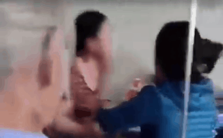 Mâu thuẫn lời ăn tiếng nói, mẹ đẻ và mẹ chồng lao vào đánh nhau ngay giữa phòng bệnh Mâu thuẫn lời ăn tiếng nói, mẹ đẻ và mẹ chồng lao vào đánh nhau ngay giữa phòng bệnh