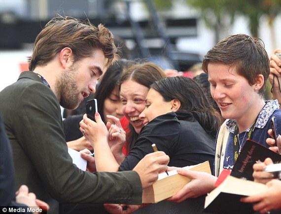 Kristen th&acirc;n thiện với c&aacute;c fan Nhật Bản 3