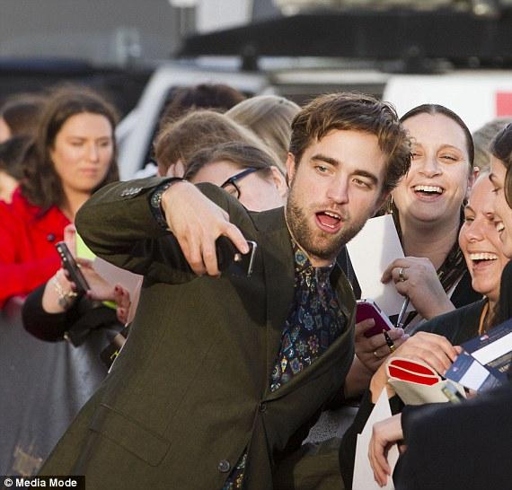 Kristen th&acirc;n thiện với c&aacute;c fan Nhật Bản 4