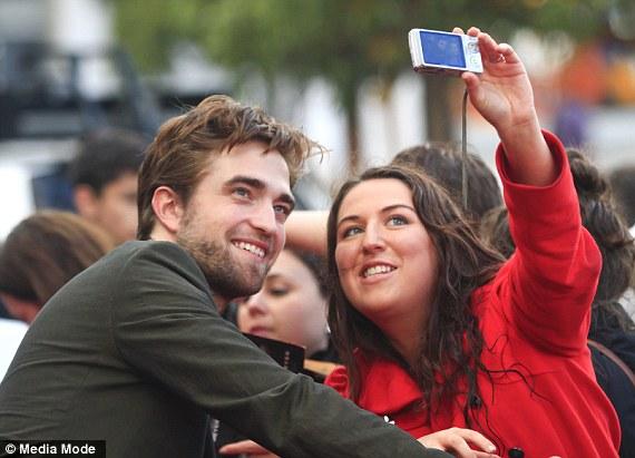 Kristen th&acirc;n thiện với c&aacute;c fan Nhật Bản 5