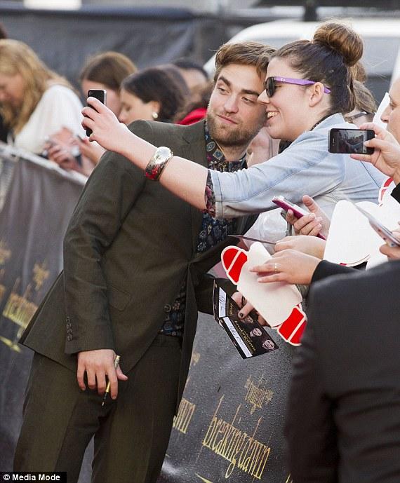 Kristen th&acirc;n thiện với c&aacute;c fan Nhật Bản 6