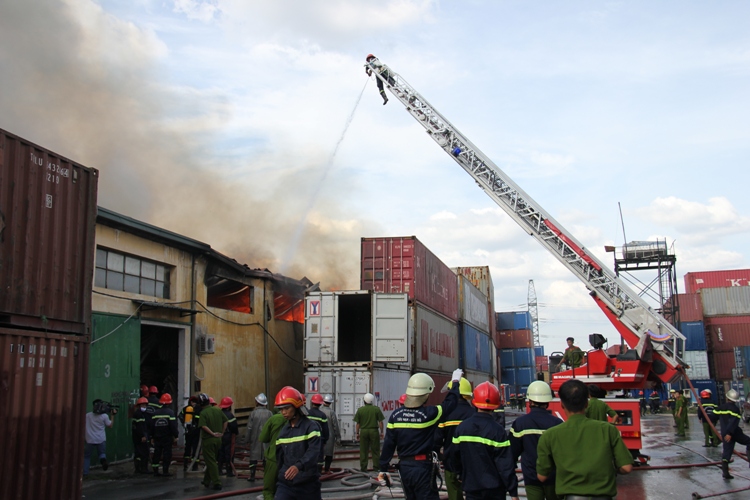 Đang cháy lớn tại kho hàng cạnh KCX Linh Trung 1