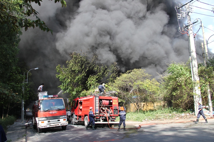 Đang cháy lớn tại kho hàng cạnh KCX Linh Trung 3