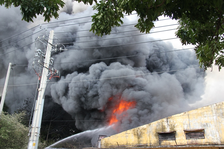 Đang cháy lớn tại kho hàng cạnh KCX Linh Trung 4
