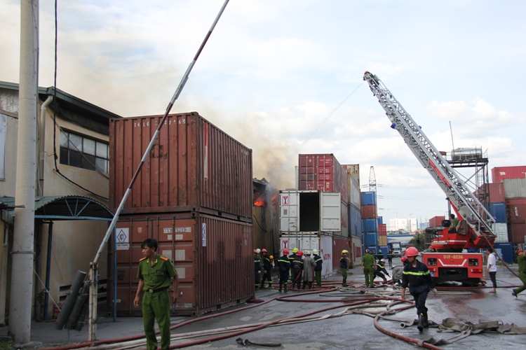 Đang cháy lớn tại kho hàng cạnh KCX Linh Trung 5