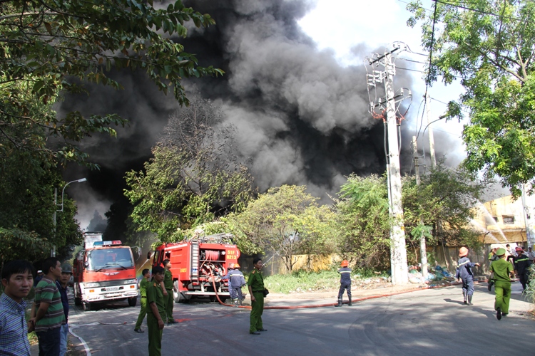 Đang cháy lớn tại kho hàng cạnh KCX Linh Trung 6