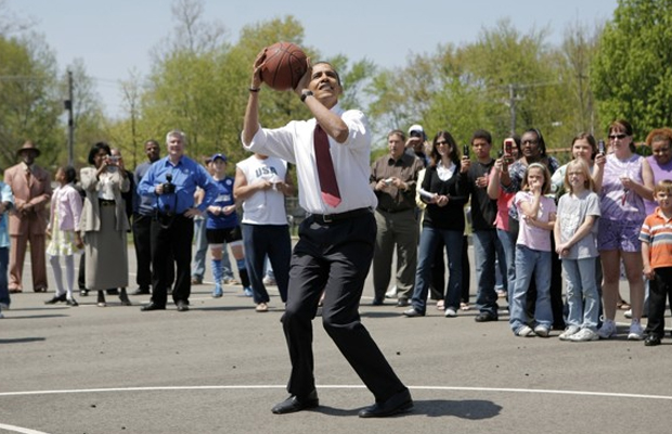 Ngày bầu cử tổng thống Mỹ: Romney đi tranh cử, Obama ở nhà chơi bóng rổ (13)