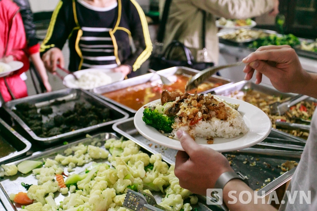 Có nhiều khách là những người bán hàng rong, cụ già bán hàng dạo anh mời vào ăn cơm không yêu cầu gửi tiền.