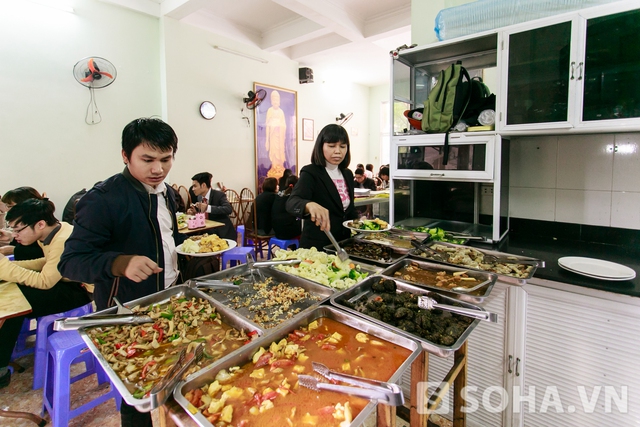 Khách hàng đến ăn, anh phục vụ cơm, nước canh và trà đá. Còn ăn bao nhiêu là do khách tự chọn và trả tiền tùy theo tâm của mọi người.