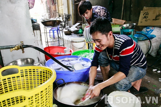 Một ngày làm việc của Dương Khánh Đạt bắt đầu từ 4 giờ sáng đi chợ mua nguyên liệu rau, củ để về chế biến thức ăn chay phục vụ chủ yếu dân văn phòng ăn trưa các ngày trong tuần từ thứ 2 đến chủ nhật.