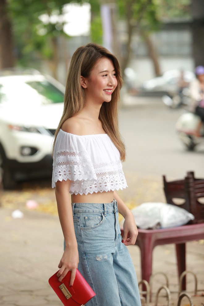 <br />
Hot girl Quỳnh Anh Shyn có mặt khá sớm. Cô thu hút sự chú ý bởi phong cách mặc đơn giản nhưng vẫn gợi cảm.<br />
