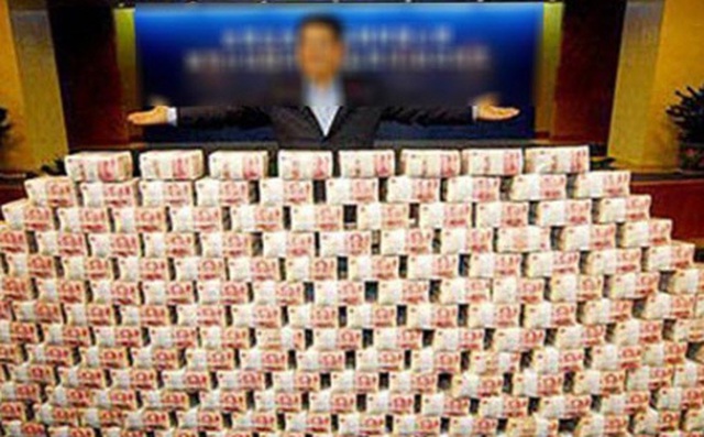 Đại gia treo thưởng 14 tỉ đồng tìm chó, ăn bữa trưa 1 giờ hết 50 tỉ