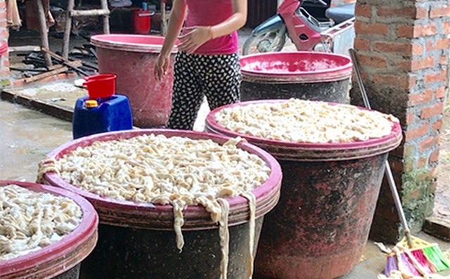 Dùng hóa chất pha nước thải để tẩy trắng lòng lợn Dùng hóa chất pha nước thải để tẩy trắng lòng lợn