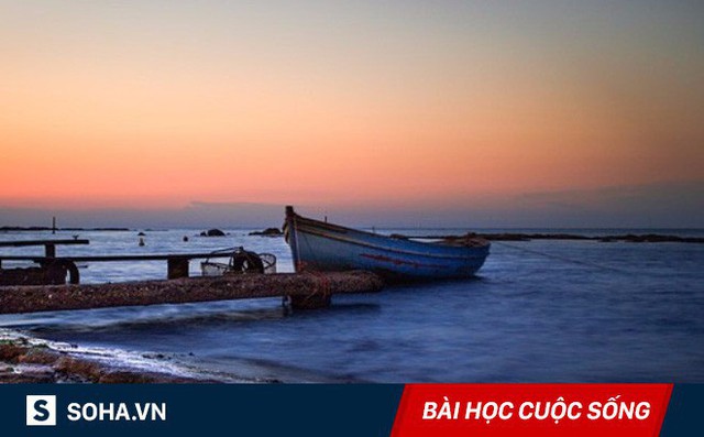 Sắp chết đuối bỗng thấy chiếc thuyền, 2 nạn nhân ra sức bơi nhưng điều không ngờ đã xảy ra
