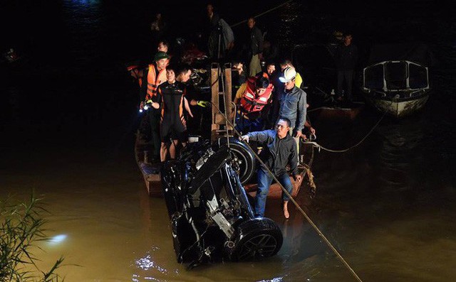 Vụ xe Mercedes lao xuống Sông Hồng: Cây cầu có lan can che chắn yếu?