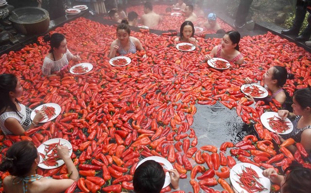 7 ngày qua ảnh: Thi ăn ớt dưới suối nước nóng ở Trung Quốc