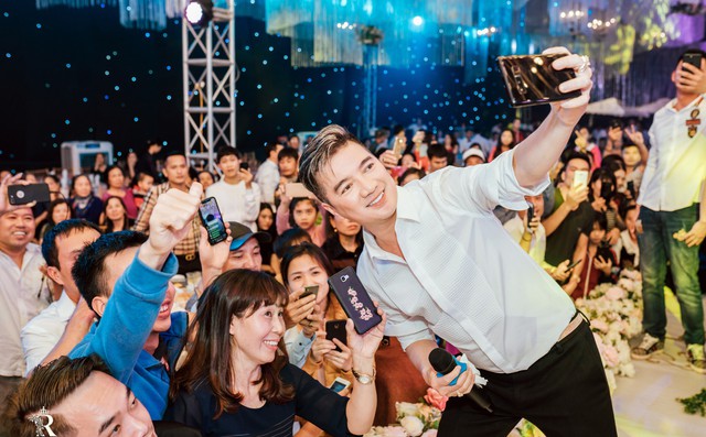 Đàm Vĩnh Hưng xuất hiện trong "siêu đám cưới" ở Hưng Yên Đàm Vĩnh Hưng xuất hiện trong "siêu đám cưới" ở Hưng Yên