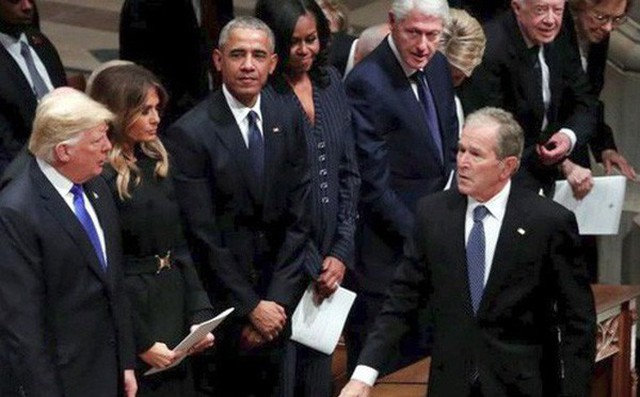 Bốn đời Tổng thống Mỹ ngồi chung hàng ghế trong lễ tang ông Bush (cha): Không còn chỗ cho thù hằn Bốn đời Tổng thống Mỹ ngồi chung hàng ghế trong lễ tang ông Bush (cha): Không còn chỗ cho thù hằn