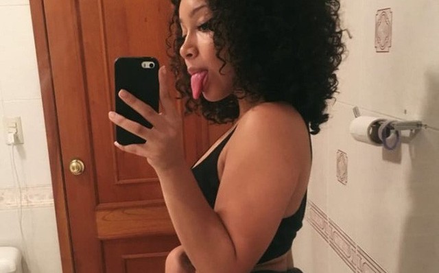Đăng ảnh selfie nóng bỏng lên mạng nhưng thứ phía sau lưng cô gái mới là điều được cư dân mạng chú ý tới Đăng ảnh selfie nóng bỏng lên mạng nhưng thứ phía sau lưng cô gái mới là điều được cư dân mạng chú ý tới