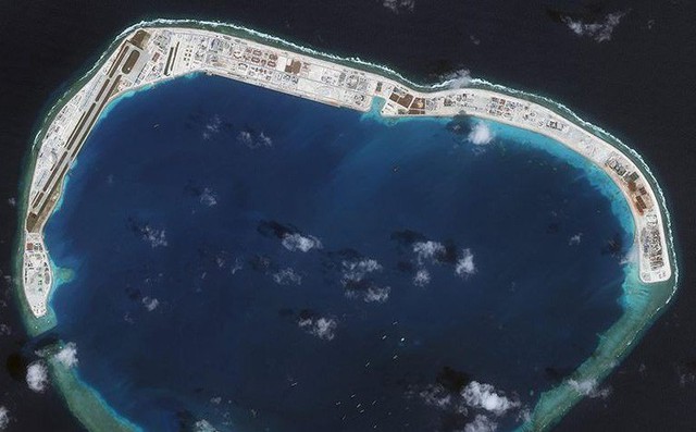 Mỹ cảnh báo khả năng "cho nổ tung" đảo nhân tạo Trung Quốc bồi đắp trái phép trên biển Đông