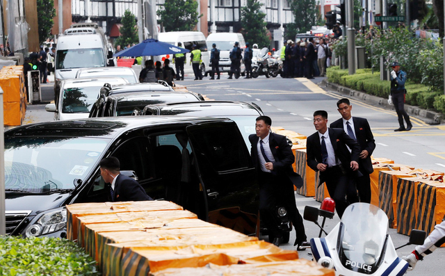 Dàn vệ sĩ áo đen siêu ngầu tái hiện màn chạy bộ tháp tùng ông Kim Jong-un tại Singapore Dàn vệ sĩ áo đen siêu ngầu tái hiện màn chạy bộ tháp tùng ông Kim Jong-un tại Singapore