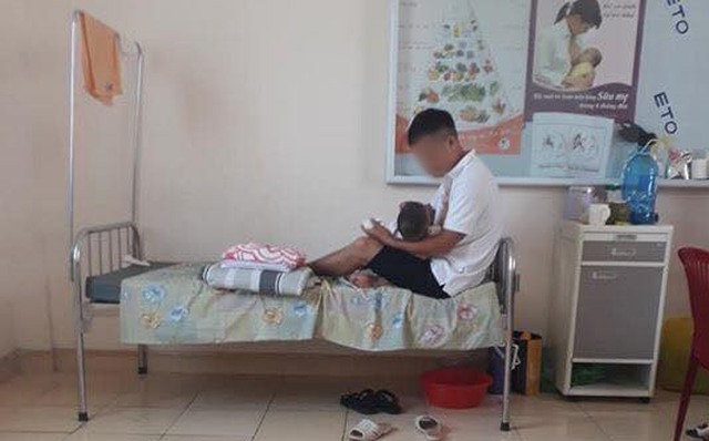 Chồng nghỉ hẳn mấy hôm trông con nằm viện để vợ đi làm, chị em người khen tốt số, người chỉ trích cô vợ nặng nề Chồng nghỉ hẳn mấy hôm trông con nằm viện để vợ đi làm, chị em người khen tốt số, người chỉ trích cô vợ nặng nề