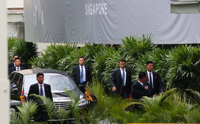 7 ngày qua ảnh: Vệ sĩ tháp tùng ô tô chở ông Kim Jong-un tại Singapore