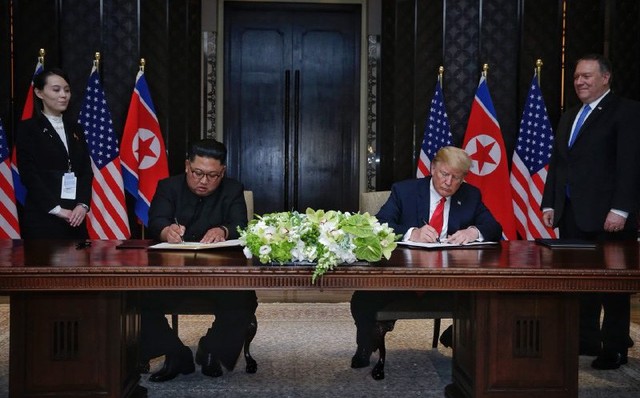 Ông Kim Jong-un không dùng bút có sẵn mà dùng bút em gái đưa để kí thỏa thuận Ông Kim Jong-un không dùng bút có sẵn mà dùng bút em gái đưa để kí thỏa thuận