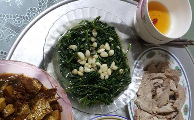 Mất công nấu xong mâm cơm thì cả nhà bỏ đi ăn quán, anh chàng đăng đàn than thở nhưng dân mạng lại chỉ để tâm đến món này Mất công nấu xong mâm cơm thì cả nhà bỏ đi ăn quán, anh chàng đăng đàn than thở nhưng dân mạng lại chỉ để tâm đến món này