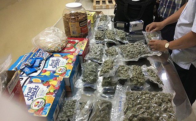Phát hiện 4kg cần sa giấu tinh vi trong lô hàng thực phẩm ở cửa khẩu sân bay Tân Sơn Nhất Phát hiện 4kg cần sa giấu tinh vi trong lô hàng thực phẩm ở cửa khẩu sân bay Tân Sơn Nhất