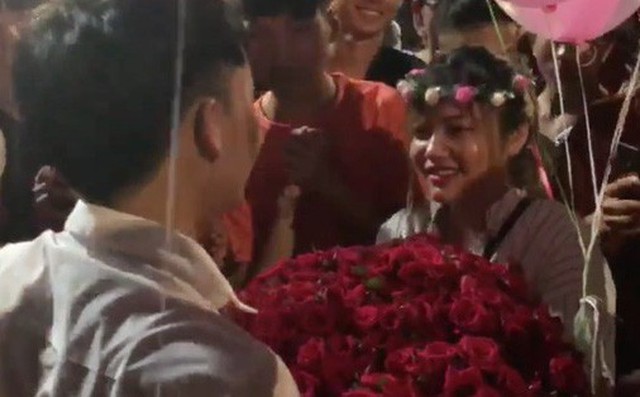 Chàng trai quỳ gối tỏ tình bạn gái ở phố đi bộ, biển người vây quanh hò reo cổ vũ Chàng trai quỳ gối tỏ tình bạn gái ở phố đi bộ, biển người vây quanh hò reo cổ vũ