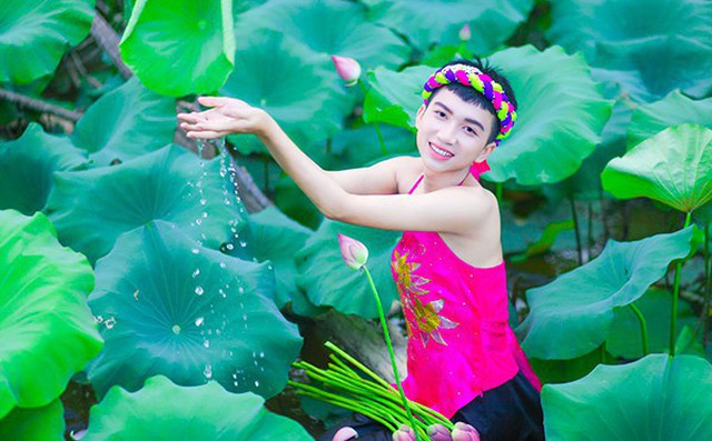 Nam sinh mặc yếm khoe lưng trần trong đầm sen gây tranh cãi Nam sinh mặc yếm khoe lưng trần trong đầm sen gây tranh cãi