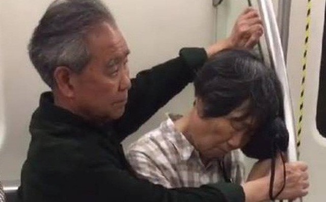Cảm động với clip cụ ông ghì chặt hai tay làm điểm tựa cho cụ bà ngủ ngon lành trên tàu điện Cảm động với clip cụ ông ghì chặt hai tay làm điểm tựa cho cụ bà ngủ ngon lành trên tàu điện