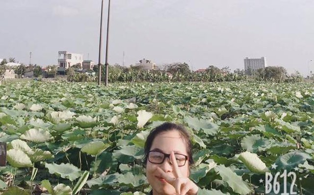 Nhờ bạn chụp "lấy cả đầm sen với bầu trời", cô gái bực tức mang ảnh lên mạng hỏi: Thế này là có tâm hay không? Nhờ bạn chụp "lấy cả đầm sen với bầu trời", cô gái bực tức mang ảnh lên mạng hỏi: Thế này là có tâm hay không?