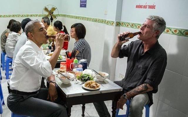 Đầu bếp Mỹ ăn bún chả cùng ông Obama ở Hà Nội qua đời vì tự tử Đầu bếp Mỹ ăn bún chả cùng ông Obama ở Hà Nội qua đời vì tự tử