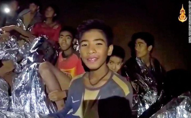 Thợ mỏ mắc kẹt 69 ngày tại Chile khuyên các cầu thủ nhí Thái Lan tránh xa cám dỗ tiền bạc Thợ mỏ mắc kẹt 69 ngày tại Chile khuyên các cầu thủ nhí Thái Lan tránh xa cám dỗ tiền bạc