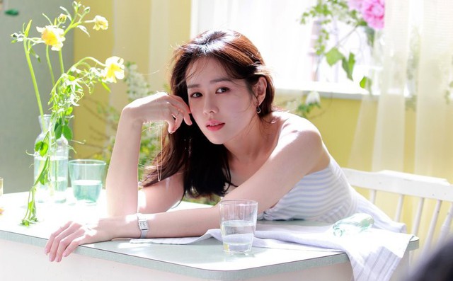 Hình hậu trường của Son Ye Jin chứng minh: Đã là tường thành nhan sắc thì bất chấp, không cần photoshop Hình hậu trường của Son Ye Jin chứng minh: Đã là tường thành nhan sắc thì bất chấp, không cần photoshop