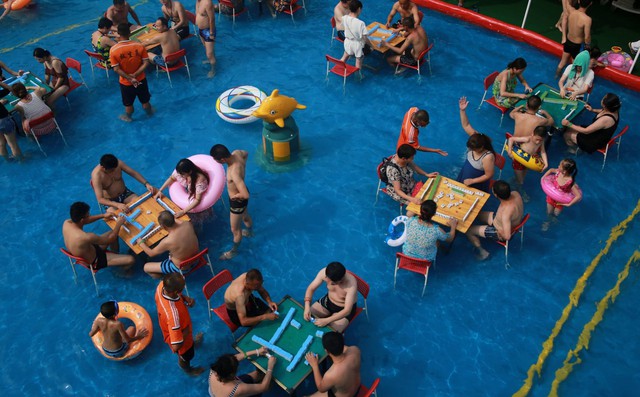24h qua ảnh: Dân Trung Quốc chơi mạt chược trong bể bơi để tránh nắng nóng