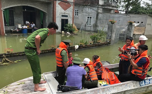 Tăng cường xuồng máy hỗ trợ bà con vùng ngập lụt Chương Mỹ