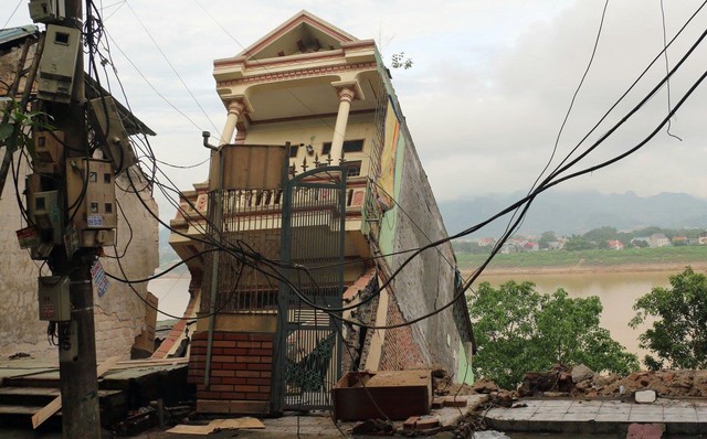 9 căn nhà sập hoàn toàn xuống sông, lãnh đạo Hòa Bình bác bỏ nguyên nhân do "cát tặc"