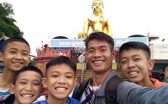 Đội bóng Thái Lan mắc kẹt trong hang tối: Huấn luyện viên nhường đồ ăn, nhịn đói suốt 10 ngày Đội bóng Thái Lan mắc kẹt trong hang tối: Huấn luyện viên nhường đồ ăn, nhịn đói suốt 10 ngày