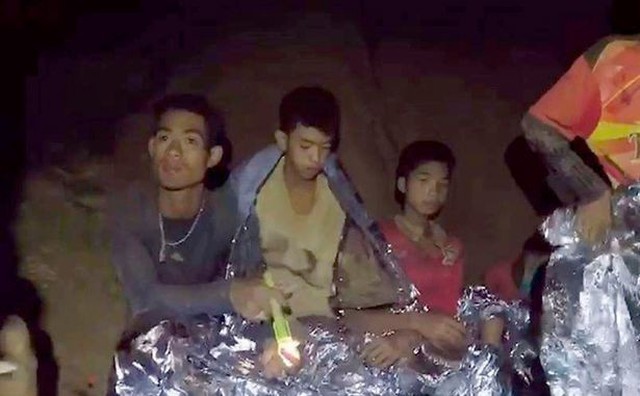 Giải cứu đội bóng Thái Lan: Sau khi nhường thức ăn, nước uống, HLV sẽ là người cuối cùng rời hang Giải cứu đội bóng Thái Lan: Sau khi nhường thức ăn, nước uống, HLV sẽ là người cuối cùng rời hang