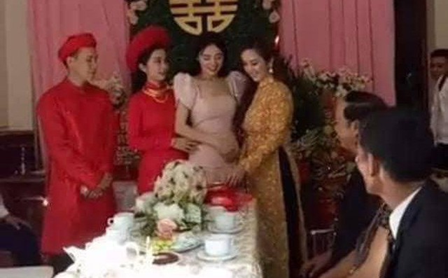 Clip Nhã Phương lộ vòng 2 to bất thường trong đám cưới em gái được chia sẻ rầm rộ Clip Nhã Phương lộ vòng 2 to bất thường trong đám cưới em gái được chia sẻ rầm rộ