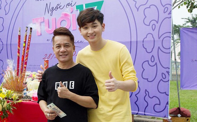 "Đạo diễn phim bảo con lột quần ra, lột hẳn ra, mặt tôi đỏ ửng, lúng túng không biết nói gì" "Đạo diễn phim bảo con lột quần ra, lột hẳn ra, mặt tôi đỏ ửng, lúng túng không biết nói gì"
