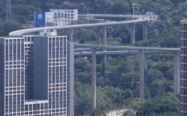 24h qua ảnh: Cây cầu vượt cao như nhà chọc trời ở Trung Quốc