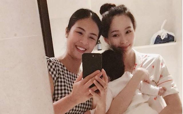 Hoa hậu Ngọc Hân đến thăm, công khai ảnh Đặng Thu Thảo "là mẹ bỉm sữa thực sự" Hoa hậu Ngọc Hân đến thăm, công khai ảnh Đặng Thu Thảo "là mẹ bỉm sữa thực sự"