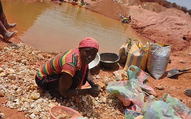 Máu và nước mắt trong những mỏ khai thác vàng ở Cameroon Máu và nước mắt trong những mỏ khai thác vàng ở Cameroon